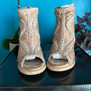 Freebirds Bela size 7 taupe
